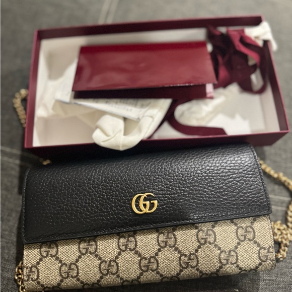 Authentic Gucci Black Leather and Tan GG Clutch
Gucci Marmont - Picture 6 of 8